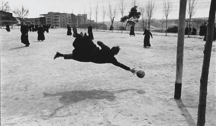 A Roma i maestri degli scatti quotidiani con la macchina fotografica Leica