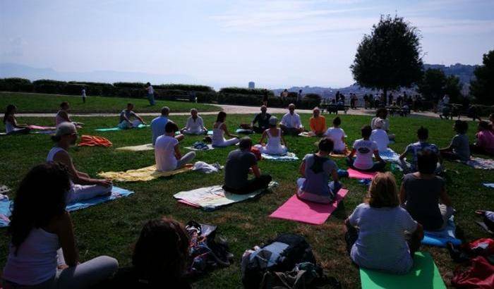 Cosa non ci si inventa: lezioni di yoga nel museo