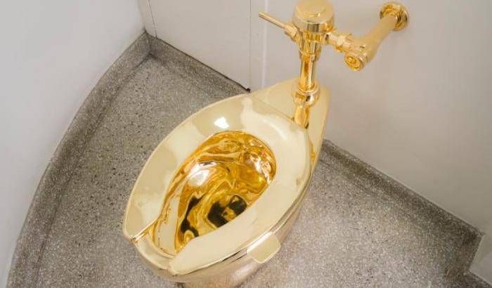 Trump chiede Van Gogh, il museo offre il cesso d'oro di Cattelan