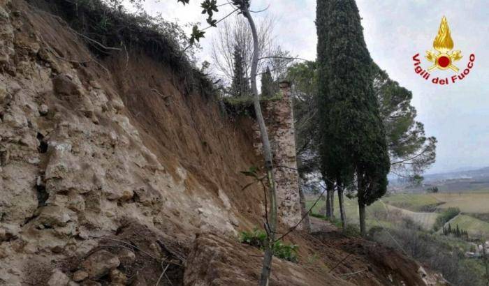 A San Gimignano crolla un tratto delle mura medioevali