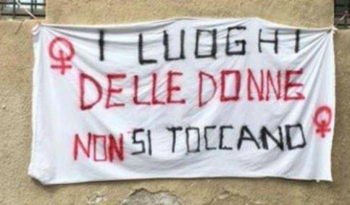 Raggi caccia le donne dalla loro Casa e si tiene gli abusivi di CasaPound