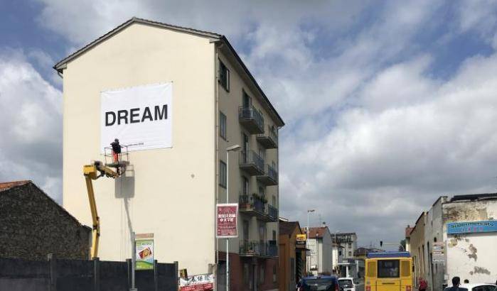 Yoko Ono espone il suo "Dream" nella Chinatown di Prato