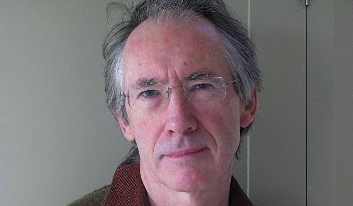 Il divorzio tra scienza e letteratura deve finire: parola di Ian McEwan