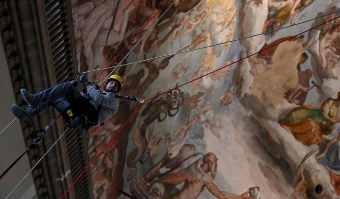 La cupola del Brunelleschi sotto esame con operai acrobati a 60 metri d'altezza