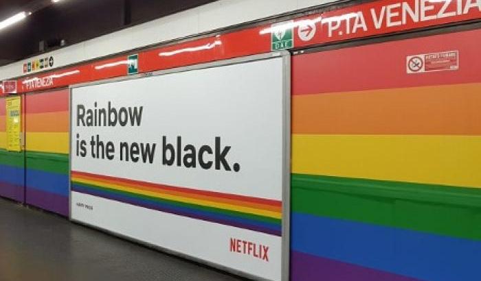 A Milano l'installazione arcobaleno Lgbt resta, no alla pubblicità