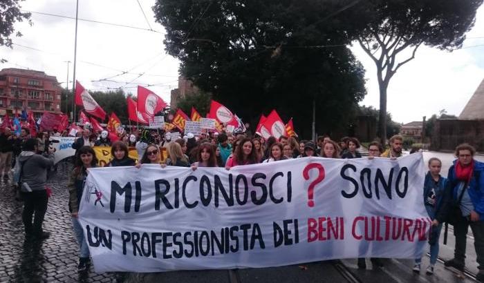 L'associazione "Mi riconosci": «Nella cultura troppi volontari invece di professionisti»