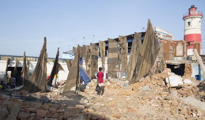 Il ghanese Ibrahim Mahama impacchetta Milano con sacchi di iuta africani