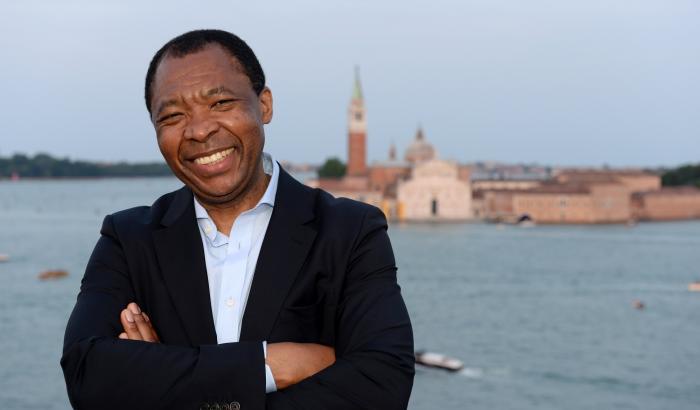 Morto Enwezor: primo direttore africano alla Biennale, coniugò arte e Marx