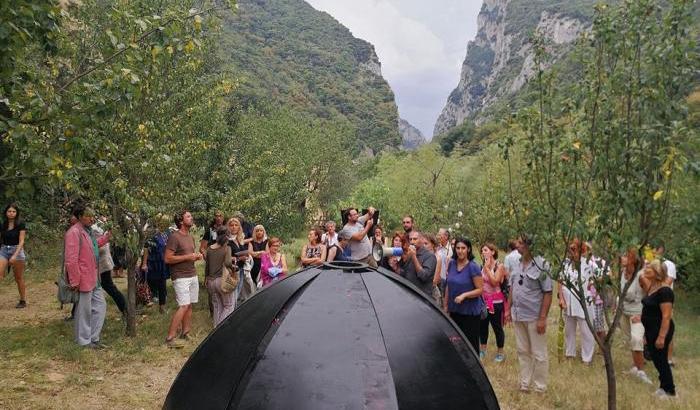 Il rito dei viandanti – visitatori tra le sculture nella Gola del Furlo Il rito dei viandanti – visitatori tra le sculture nella Gola del Furlo