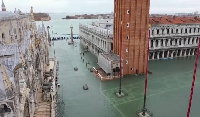 Amitav Ghosh: sull’emergenza climatica gli scrittori sono troppo distratti