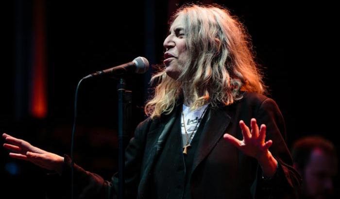 Patti Smith ricorda “L’anno della scimmia” tra Lewis Carroll e Trump “peggior presidente Usa”