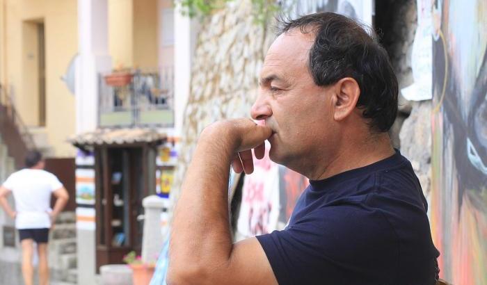 Mimmo Lucano fiero di essere “fuorilegge”: la sua storia per i rifugiati e Riace