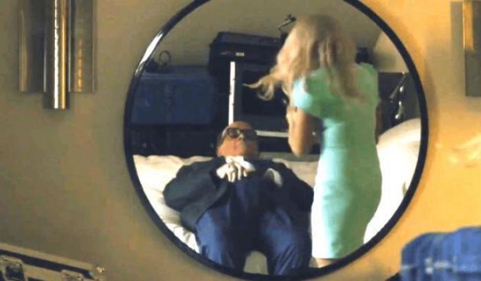 Nel secondo film di Borat Rudy Giuliani pizzicato con le mani nei pantaloni insieme a una 'finta' minorenne