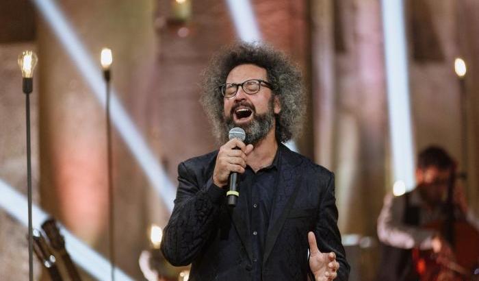 Simone Cristicchi con il nuovo spettacolo "Cantata d'autore" torna a dare voce agli ultimi