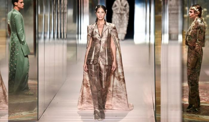 Alta moda di Parigi: Fendi sceglie l’Orlando di Virginia Woolf e una femminilità androgina