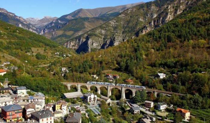 La ferrovia di Cavour primo “Luogo del cuore” da salvare. Carandini: «Cultura e scuola, l’Italia s’è fermata»