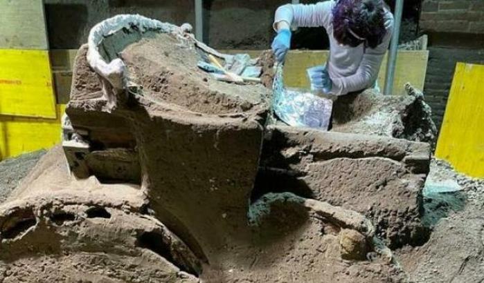 Pompei: trovato integro un carro cerimoniale romano con satiri, ninfe e spighe di grano