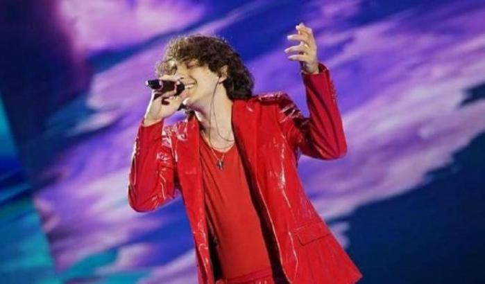 Sangiovanni, il cantante di "Amici", domina tutte le classifiche e supera i Maneskin