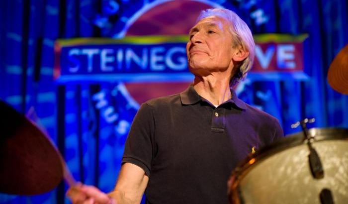 Addio a Charlie Watts, il batterista dei Rolling Stones non suonerà più