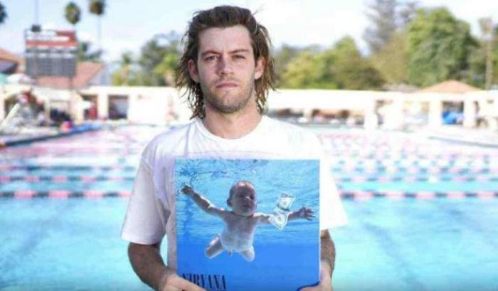 Il neonato nella storica copertina di “Nevermind” dei Nirvana chiede i danni: l’accusa è di pedopornografia