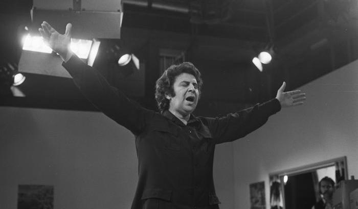 Mikis Theodorakis non suona più: compose musiche straordinarie e lottò contro il regime dei Colonnelli