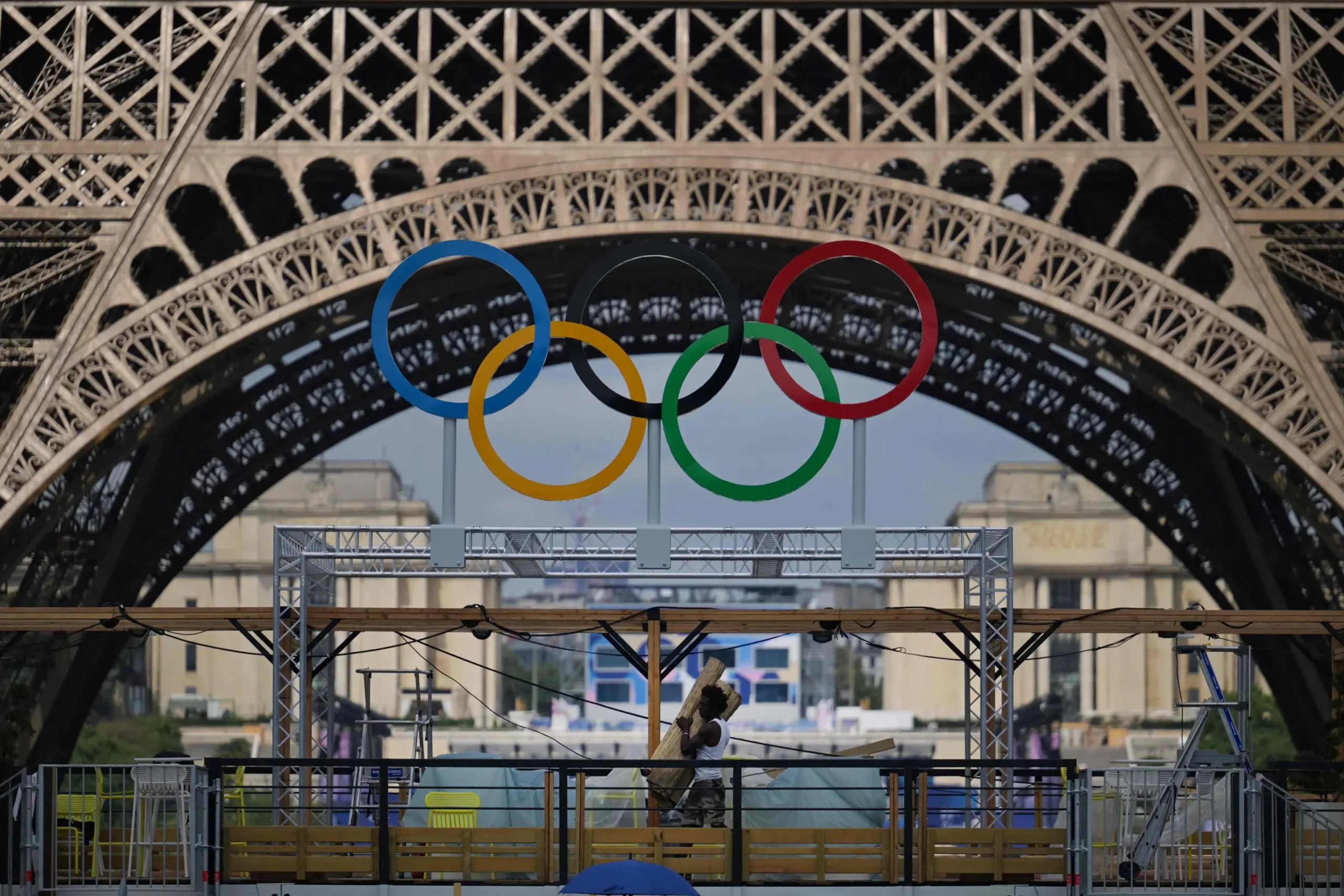 I discendenti di Eiffel contro la sindaca di Parigi che vuole lasciare gli anelli olimpici per sempre sulla torre