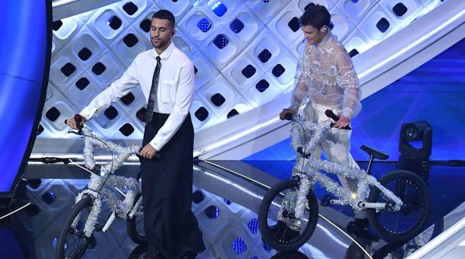 Sanremo 2022, tutti i look della finale. Mahmood e Blanco da "brividi": trionfa il loro stile black&white