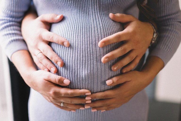 “Utero in affitto reato universale”? Ecco cosa ne pensano i giovani