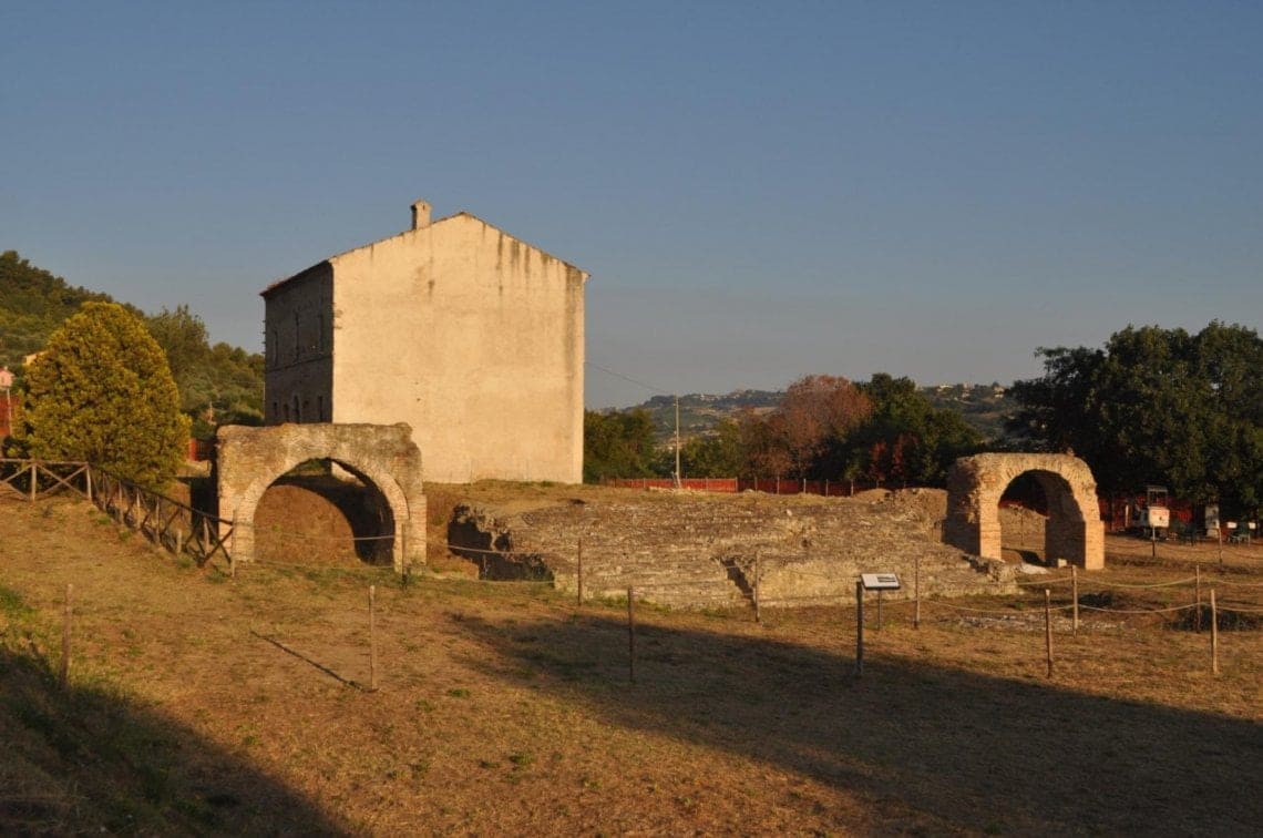 Il tempio di Cupra ritrova i suoi colori: grande scoperta archeologica nelle Marche