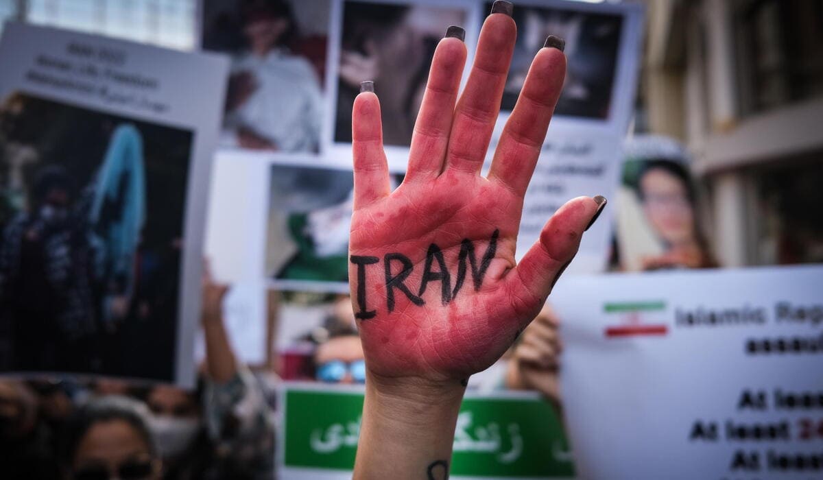 La politica è assente? Ora ci pensano i movimenti a contrastare violenza in Iran,  disuguaglianze e disastri ambientali