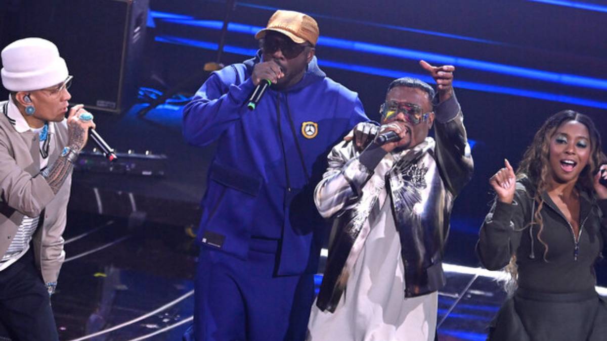 Gli ospiti di Sanremo: standing ovation per il trio Morandi,Ranieri e Al bano. Applausi per i Black Eyed Peas