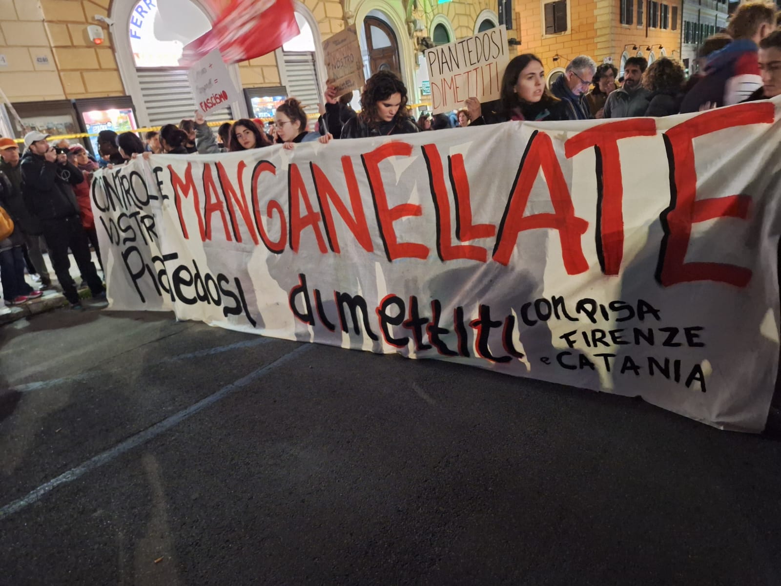 Noi giovani e meno giovani in piazza insieme contro i manganelli e per la libertà e la democrazia