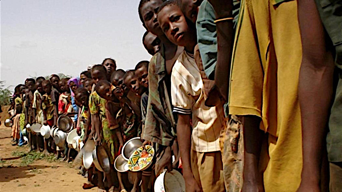 La fame, l'assenza di cibo, non è portata solo dai cambiamenti climatici ma dall'instabilità politica e dalle guerre. - Darfur - persone in fila per un piatto di zuppa