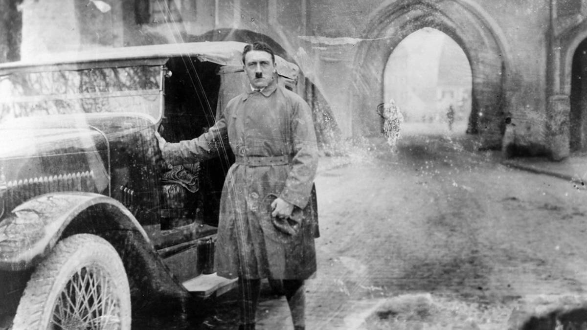 Hitler, il 20 dicembre 1924, all'uscita del carcere