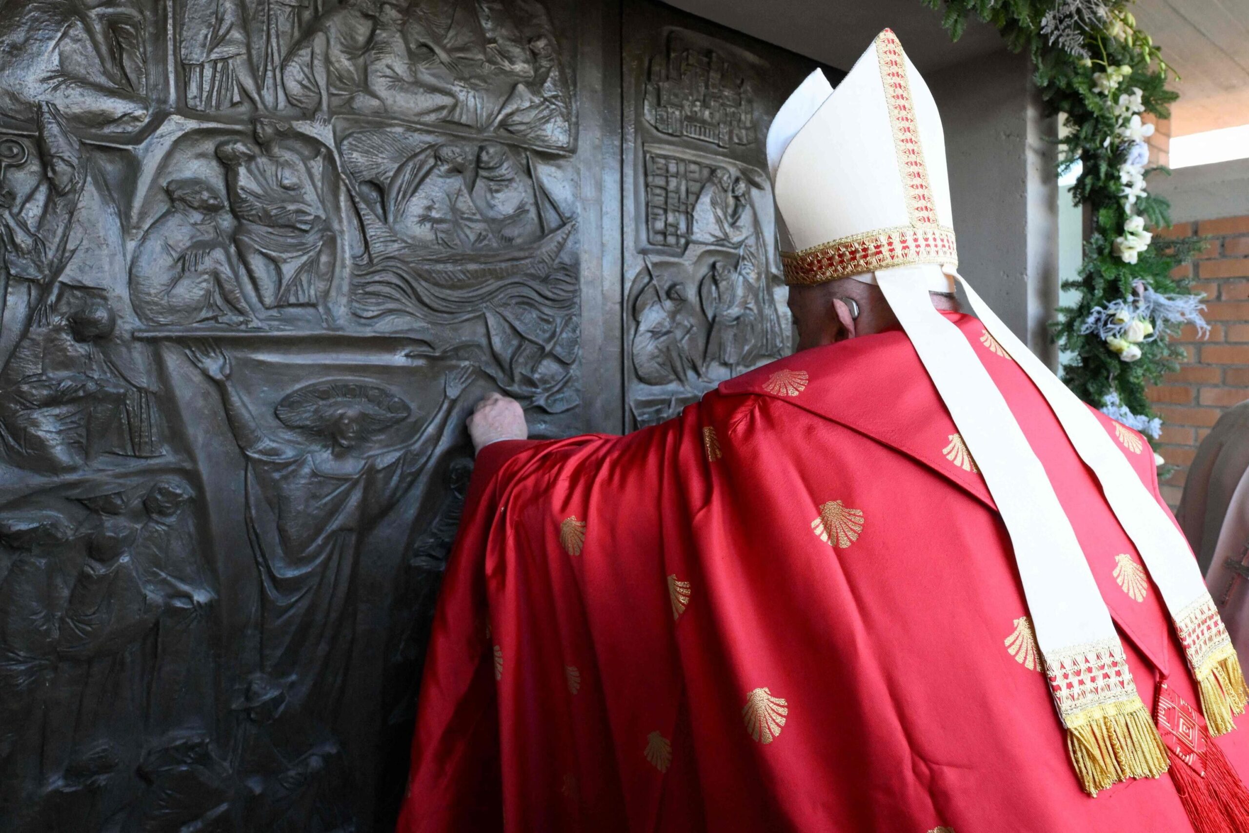 Giubileo, Papa Francesco ha aperto la Porta Santa nel carcere di Rebibbia