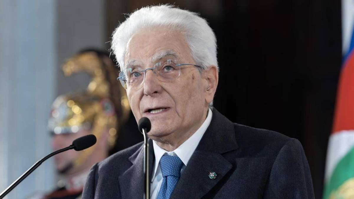 Nuovo attacco russo a Mattarella. Il Presidente resta in silenzio come un grande statista