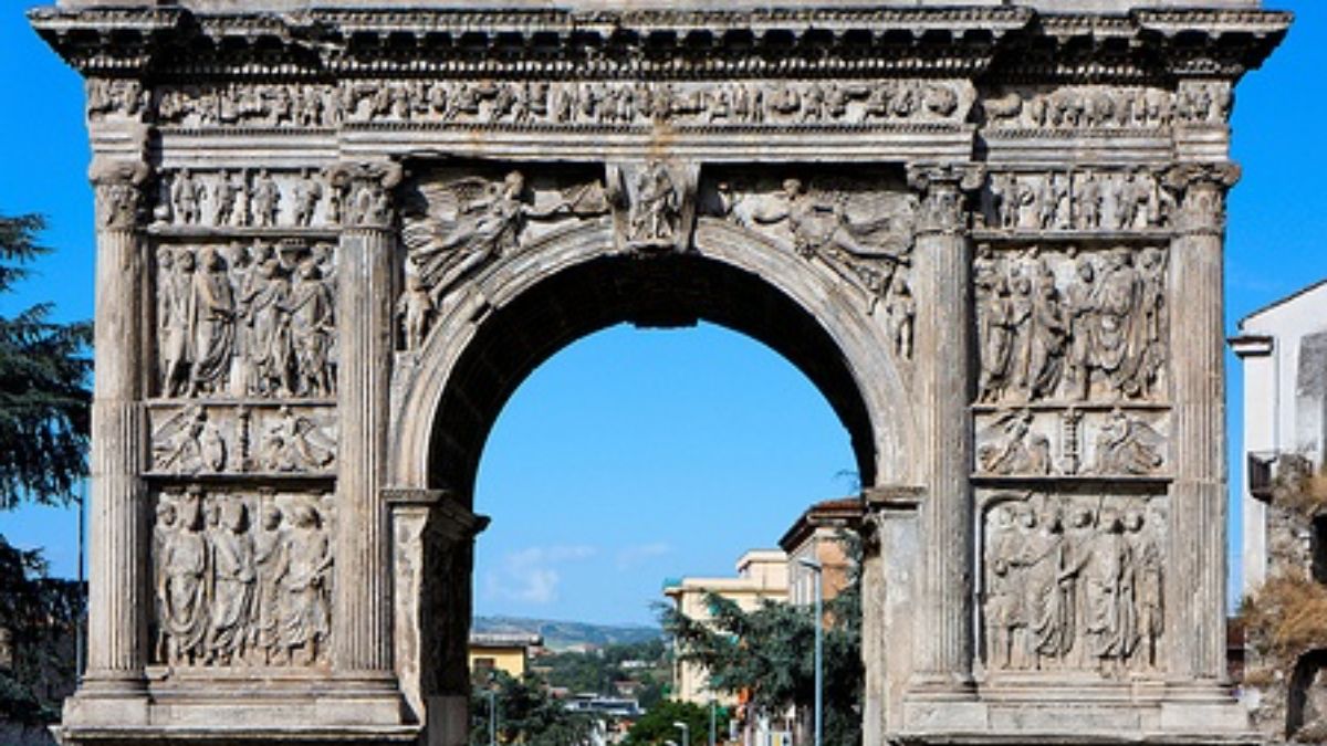 Benevento, l' Arco di Traiano è "un libro di pietra"