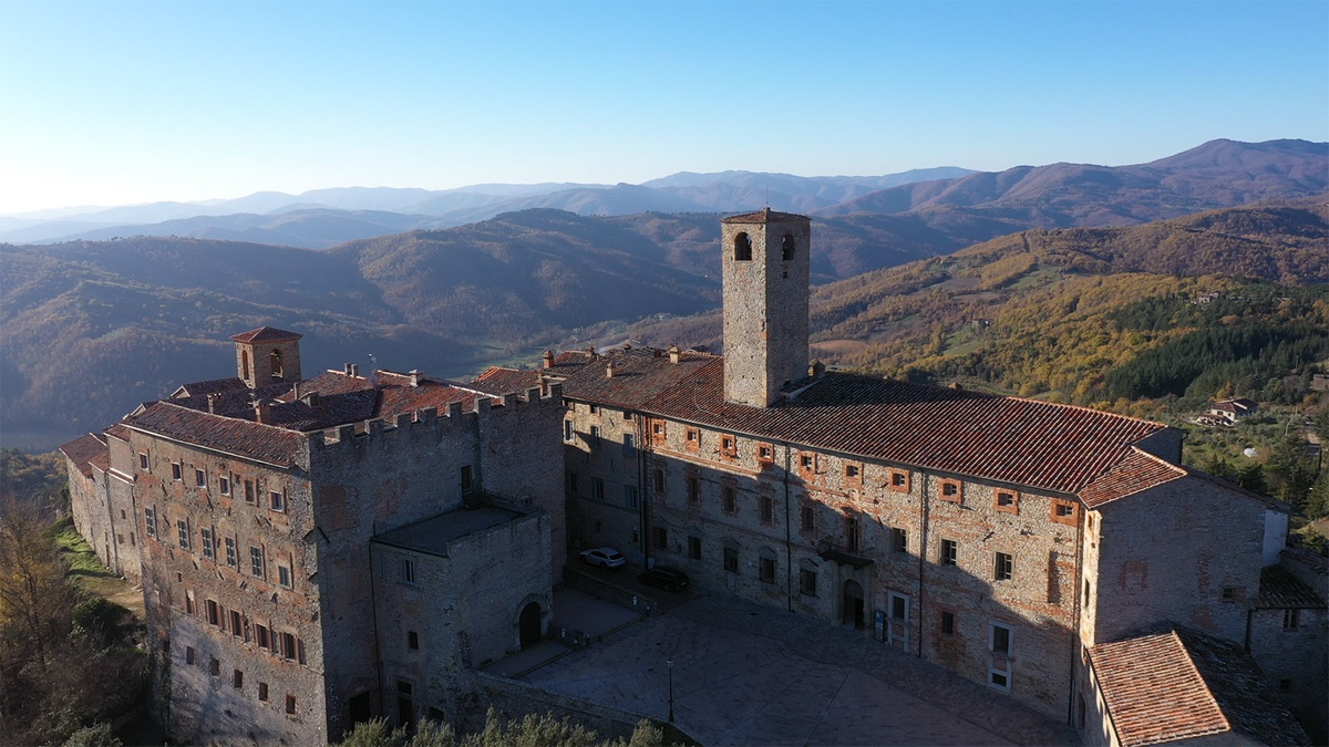 “Alchimie d’Arte”: al Castello Burbon del Monte l’incontro tra moda e creatività