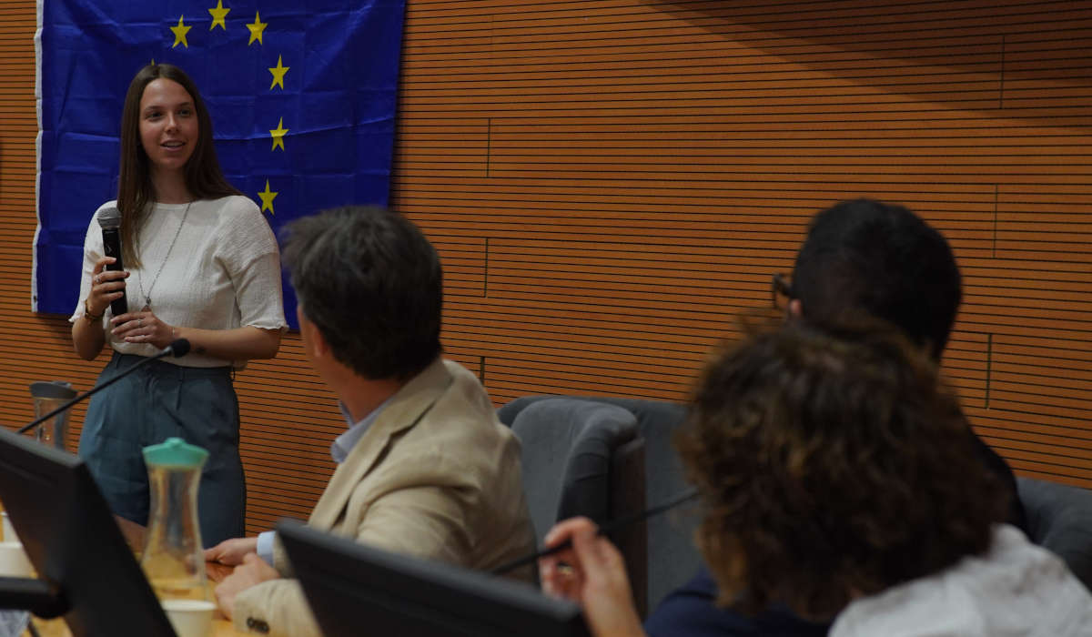 La studentessa Caterina Pistolesi apre la sessione delle domande