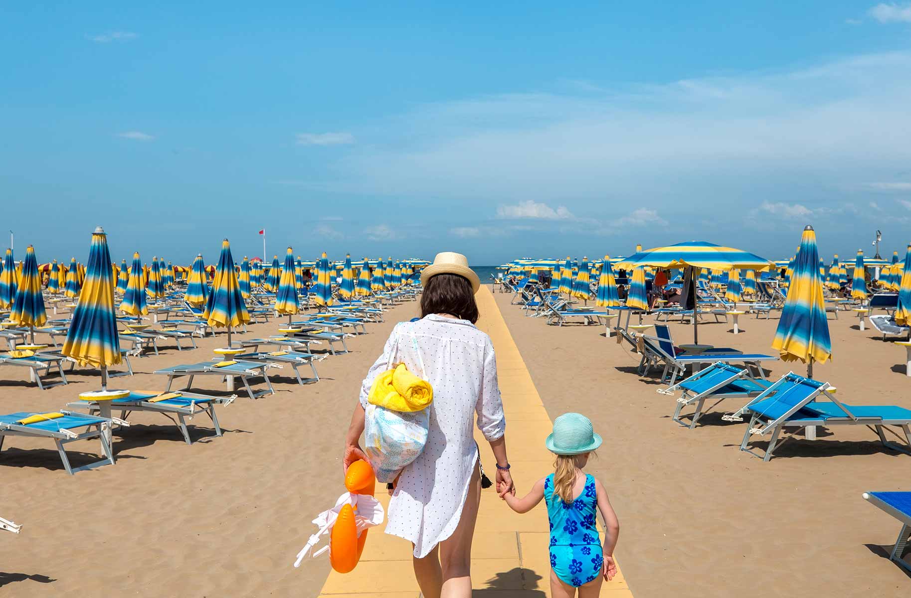 L’erosione della classe media impatta anche sulla villeggiatura: cosa dicono i dati sul turismo estivo