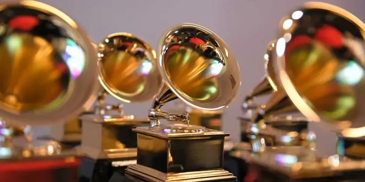grammy-trophies-sit-in-the-press-room-during-the-64th-annual-grammy-awards-at-mgm-grand-garden-arena-on-april-03-2022-in-las-ve Grammy Awards 2026, nuove categorie e i favoriti in gara