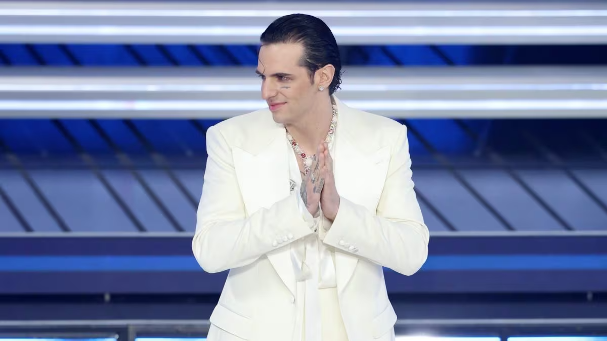 achille-lauro Ma per fortuna che c'è Lauro ad agitare il mare piatto del Festival