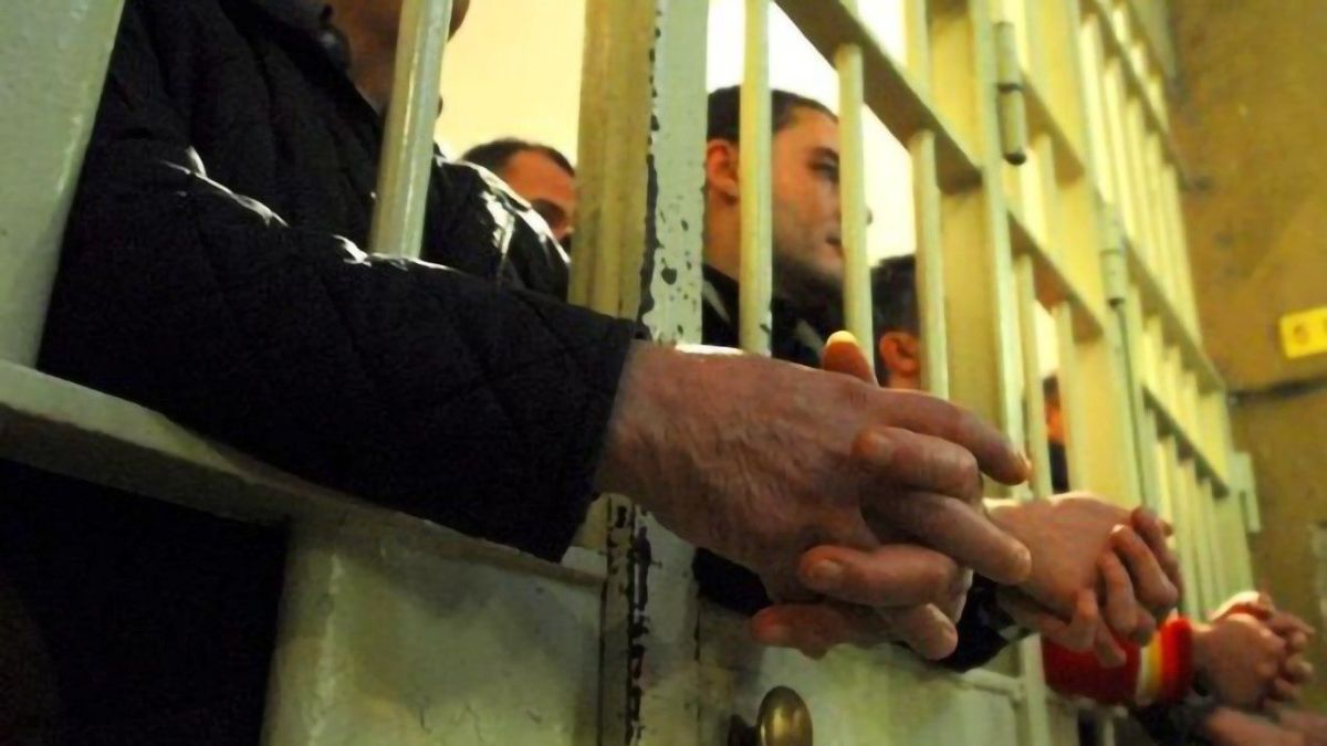La vita in carcere, tra sovraffollamento al 150%, riduzione delle pene alternative e suicidi come fenomeno strutturale