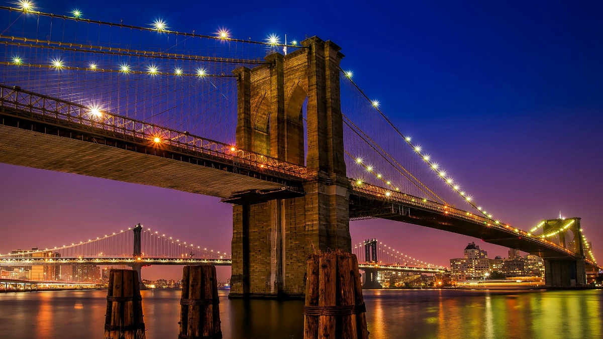 Il ponte di Brooklyn veniva inaugurato 143 anni fa