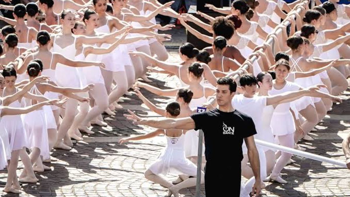 Roberto Bolle tiene la più grande lezione di danza al mondo