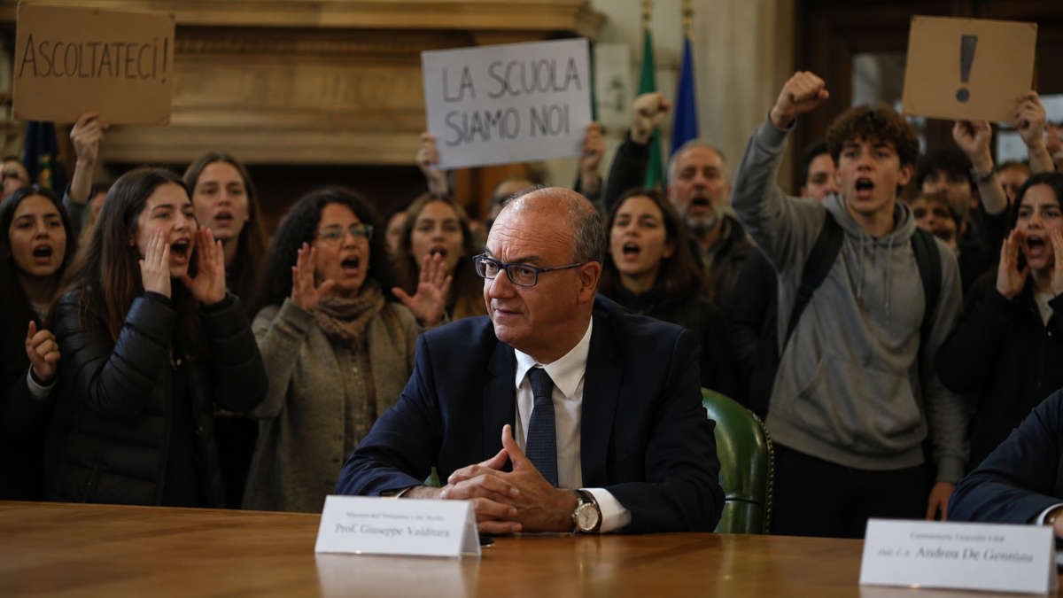 valditara_scuola_consenso_informato Ok del Senato, il consenso informato è legge: la scuola chiede il permesso