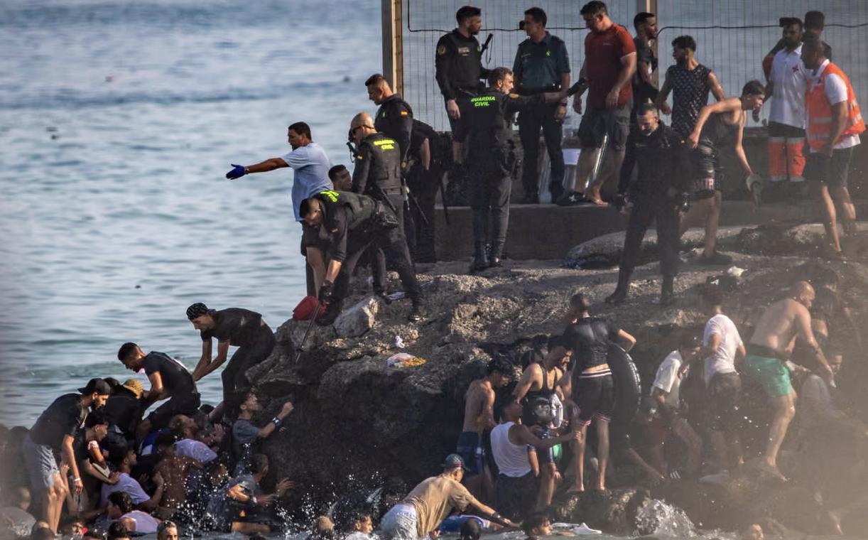 Screenshot 2026-07-31 alle 15.50.19 Assalto a Ceuta, 49 mila migranti entrano dal Marocco in poche ore: una anomalia che solleva dubbi
