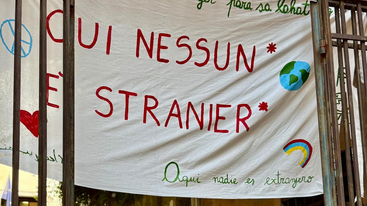 “Qui nessuno è straniero”: a Genova torna lo striscione contro il decreto Valditara tolto dalla polizia