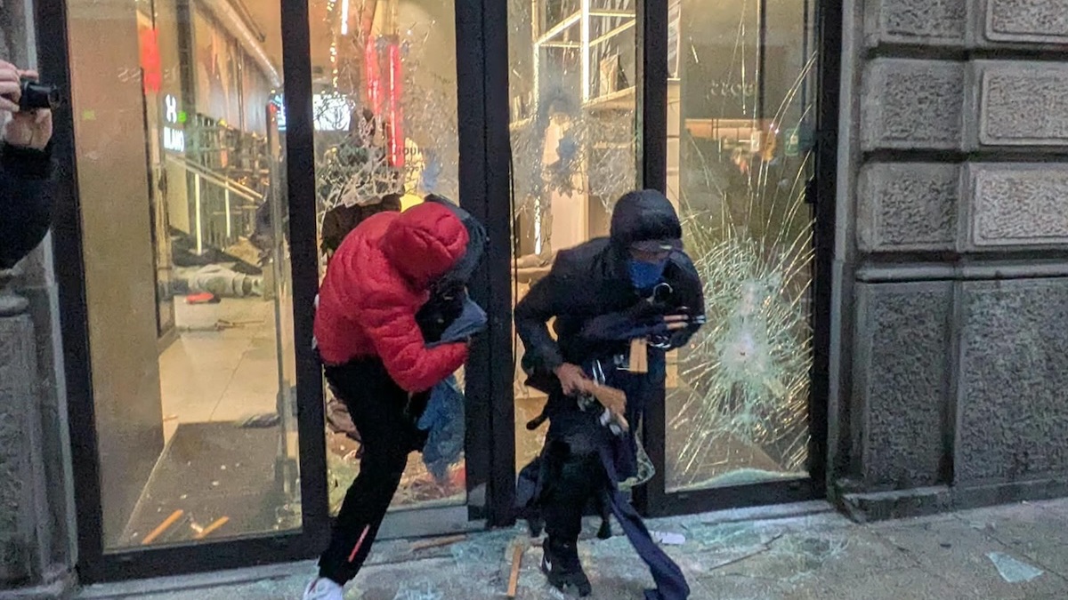 Le manifestazioni non possono legittimare l'anarchia.