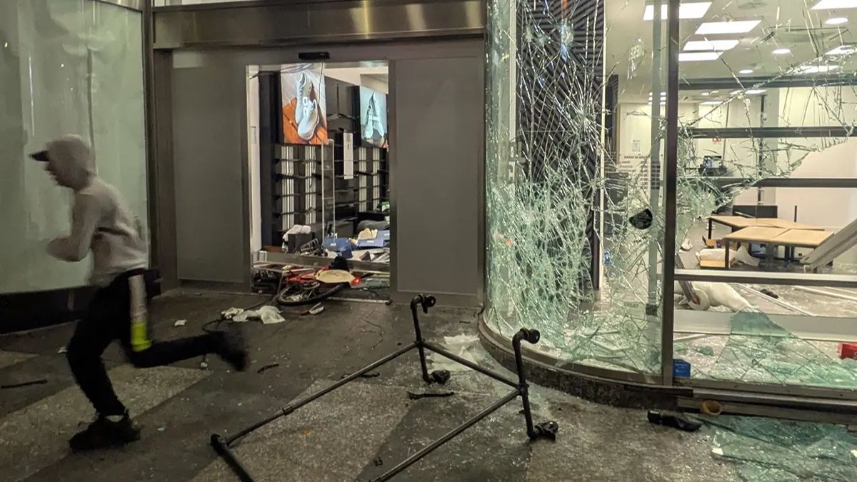 foto @Ansa Oltre le vetrine rotte: la rabbia e i suoi argini